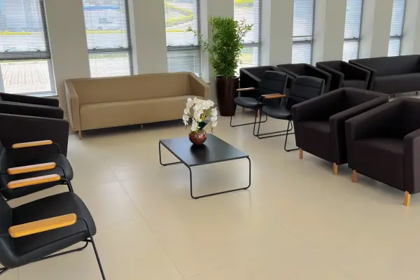 Sala de velório em Sorocaba com sofás, poltronas e janelas amplas com luz natural
